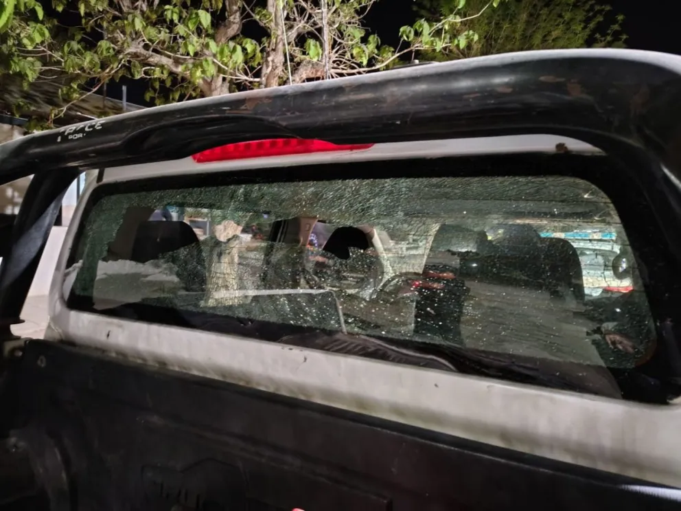 Fuera de control: vecinos interrumpieron un operativo y rompieron un patrullero 