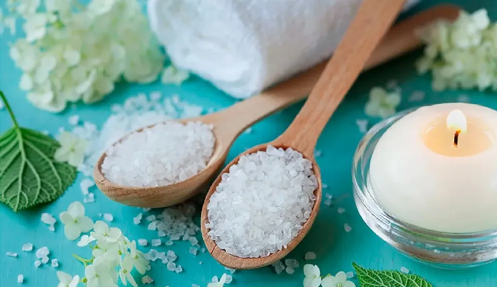 Así es el ritual de la sal para atraer prosperidad que se hace el primer domingo del mes