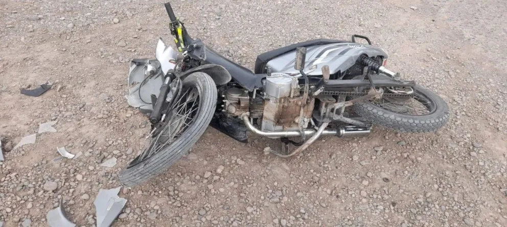 Una motociclista sufrió graves lesiones en un choque y fue derivada al hospital de Roca