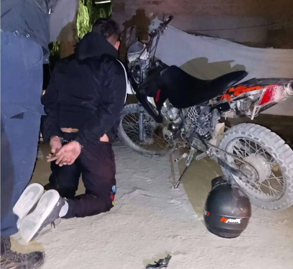 Intentó evitar un control de tránsito y lo detuvieron por llevar un arma en la campera