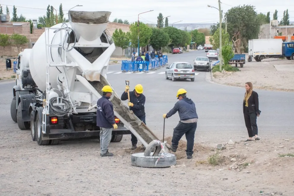 Instalan un nuevo semáforo en una esquina muy tránsitada de la ciudad