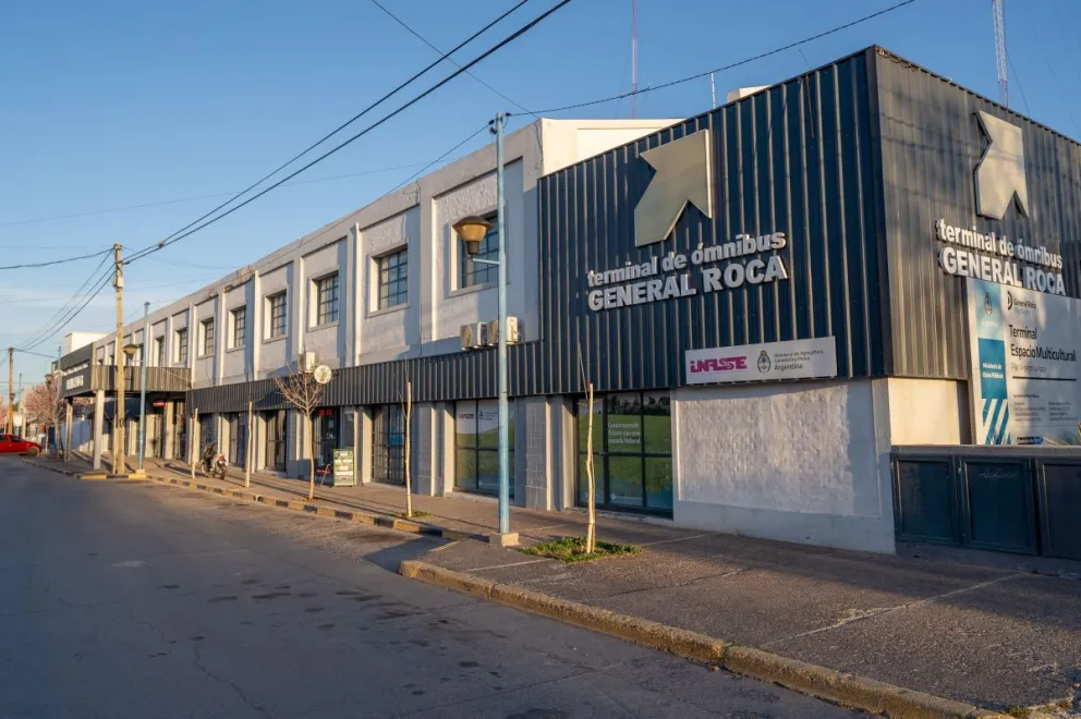 Momentos de tensión se vivieron dentro de la terminal de ómnibus de Roca. Foto: ANR