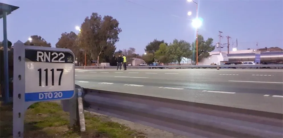 Ruta 22: perdió el control del auto y chocó contra el guardarrail 