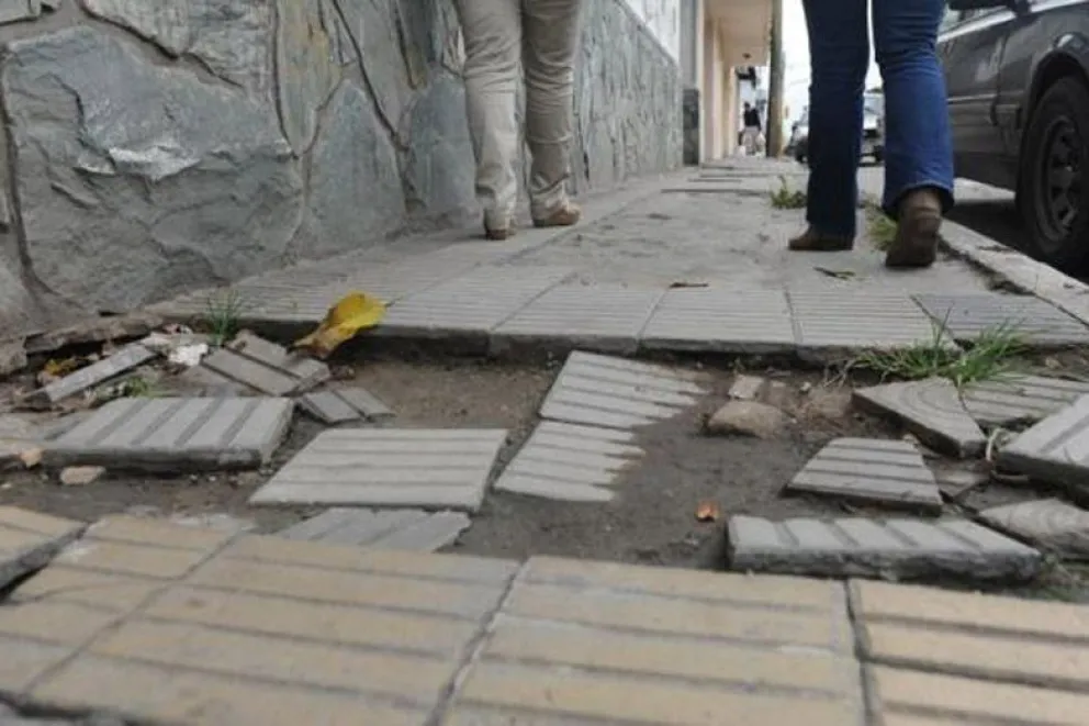 Una roquense será indemnizada por accidentarse en una vereda rota del centro