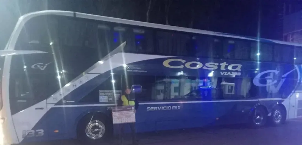 Llevaban estudiantes a Bariloche y en un control detectaron personas drogadas