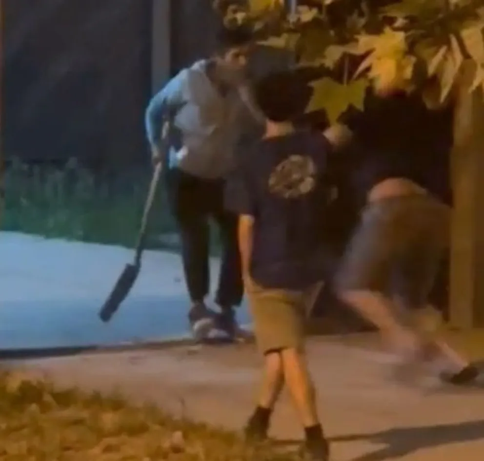 VIDEO: un hombre trataba de entrar a la casa de su ex y los vecinos que la defendieron terminaron muy heridos