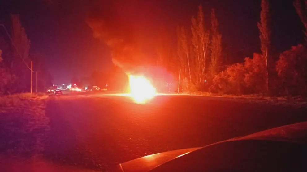 Un vehículo en llamas sobre Ruta 22
