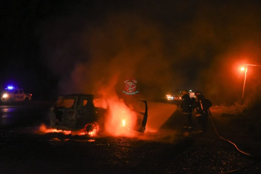 Una camioneta ardió por completo en plena Ruta 22