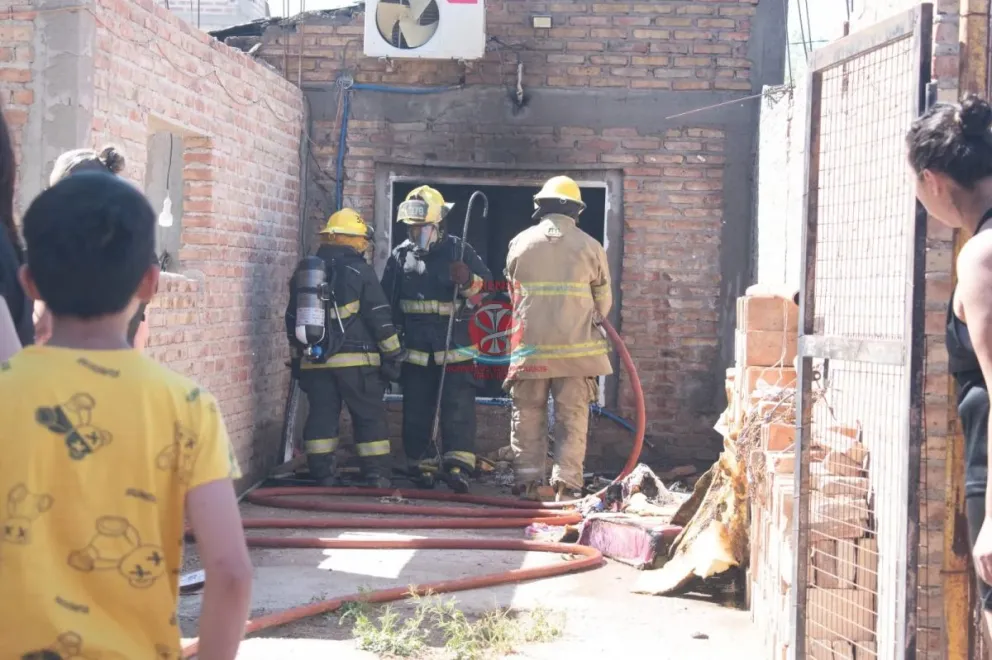 Tres unidades trabajaron para sofocar un incendio en una vivienda 