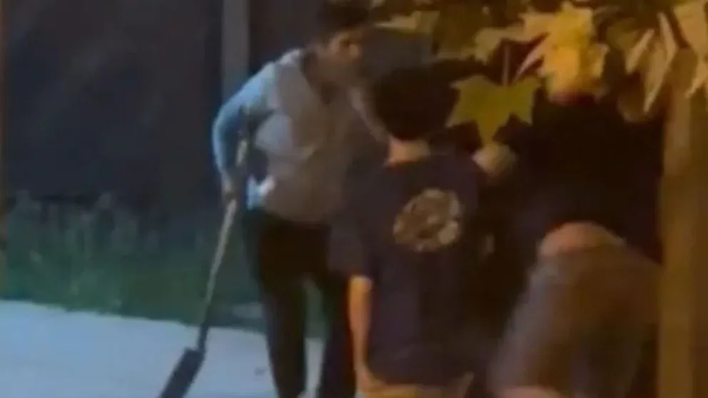 Formulan cargos al hombre que agredió a sus vecinos con una pala