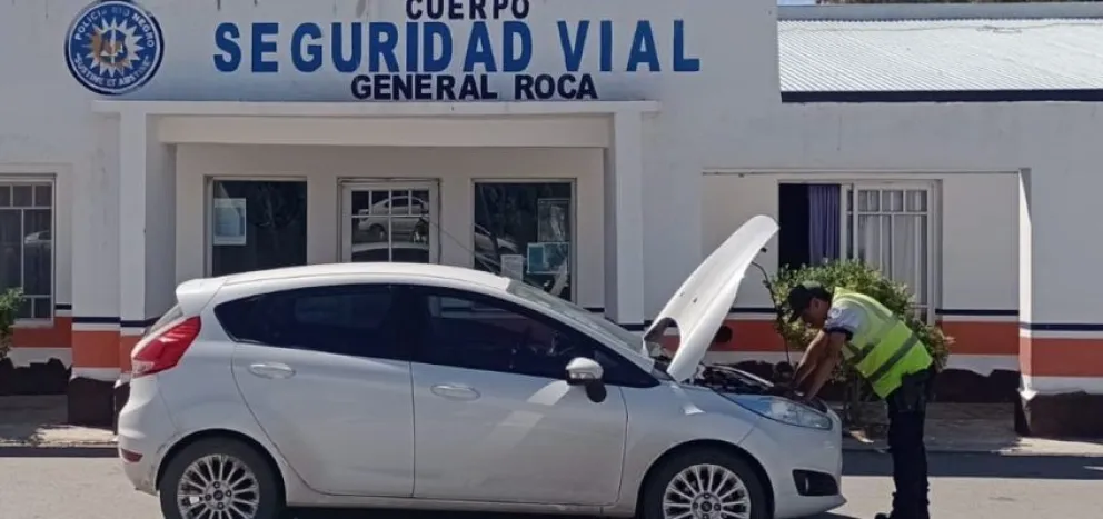 Detuvieron a una mujer que circulaba en un auto robado por Ruta 22