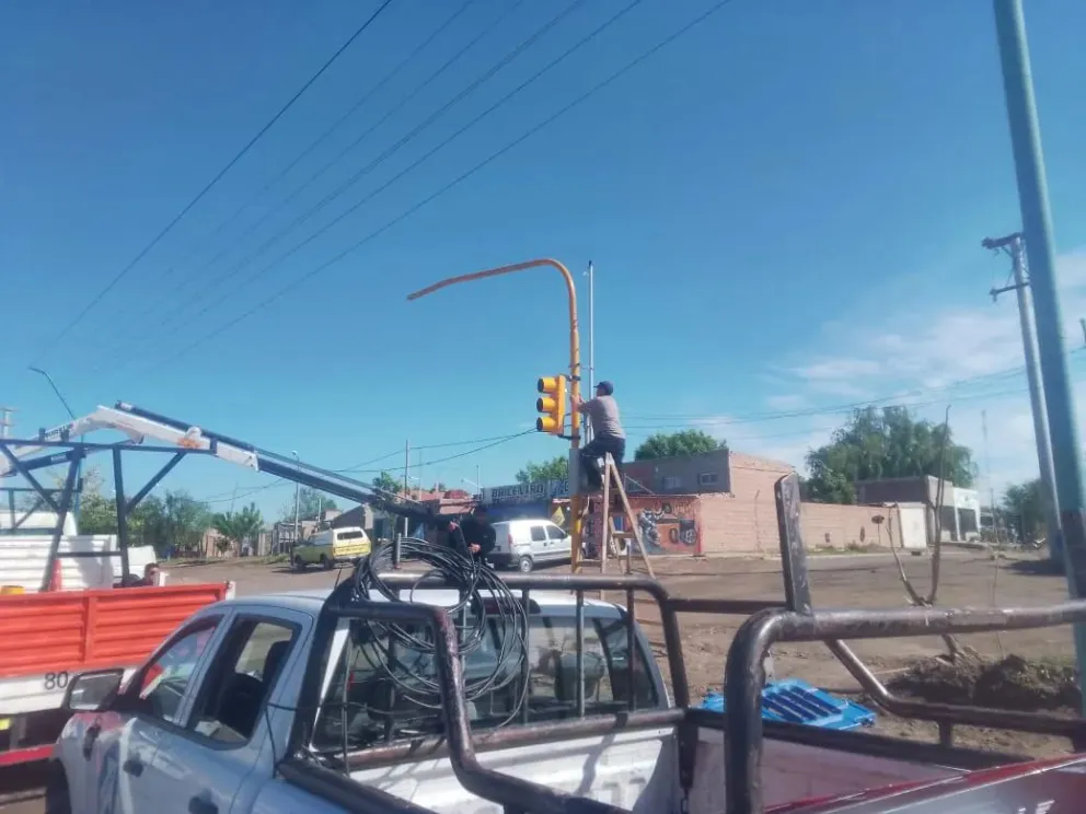 Quedó instalado el nuevo semáforo en Av. Del Libertador y Jujuy: ¿cuándo comenzará a funcionar?