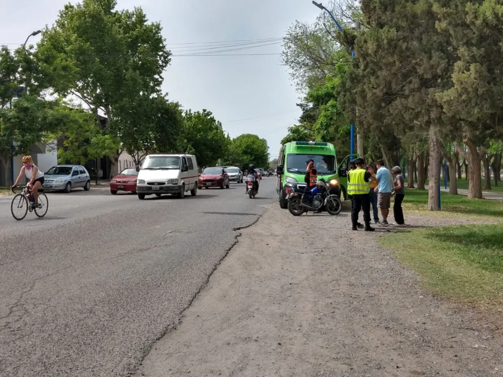 Choque entre una moto y un auto en una esquina caótica de la ciudad