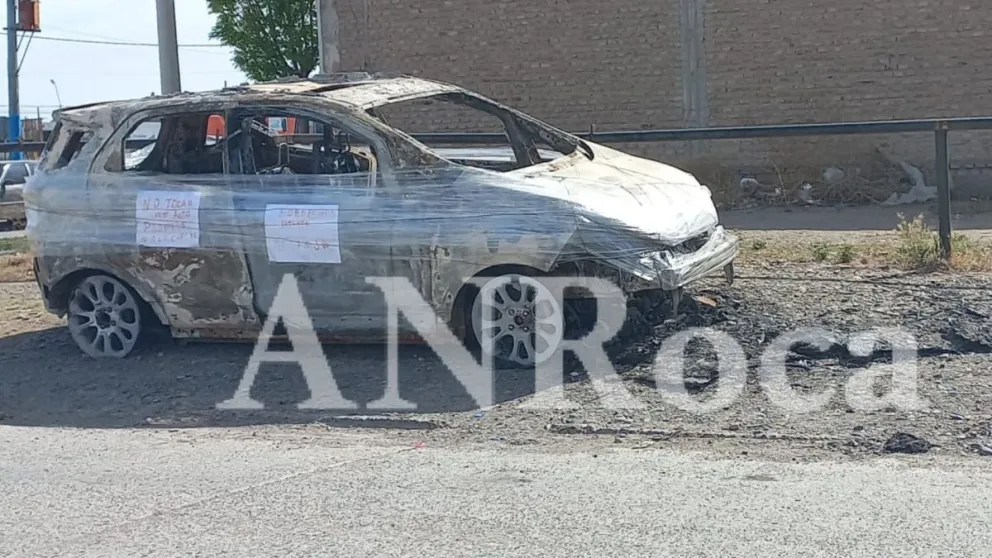 Camioneta incinerada y embalada en Roca: cuáles son las teorías al respecto?