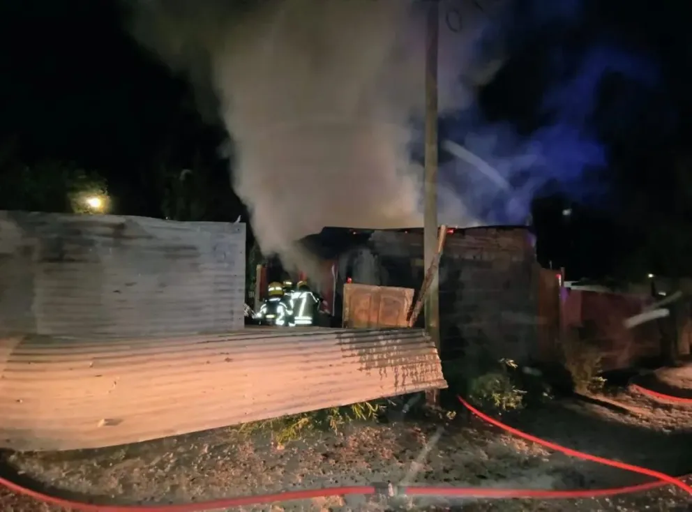 Bomberos fueron a apagar un incendio y los amenazaron con armas 