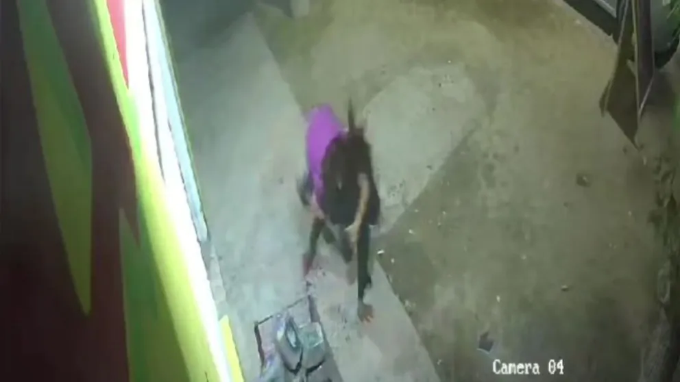 VIDEO: una joven enfrentó a un delincuente y evitó que le robaran el celular