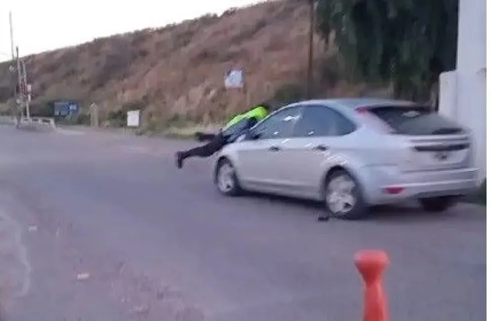 Un conductor ebrio arrastró a un agente policial al intentar evadir un control