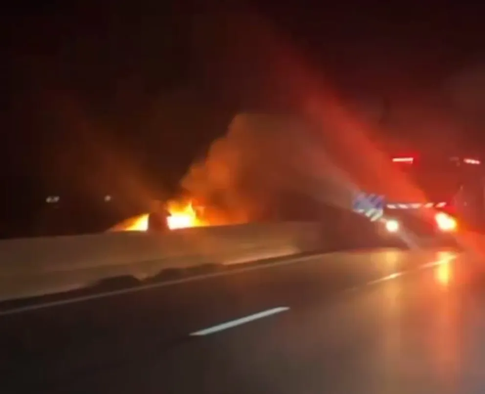 Un vehículo con cuatro vecinos de Roca se incendió cuando circulaba por Ruta 22