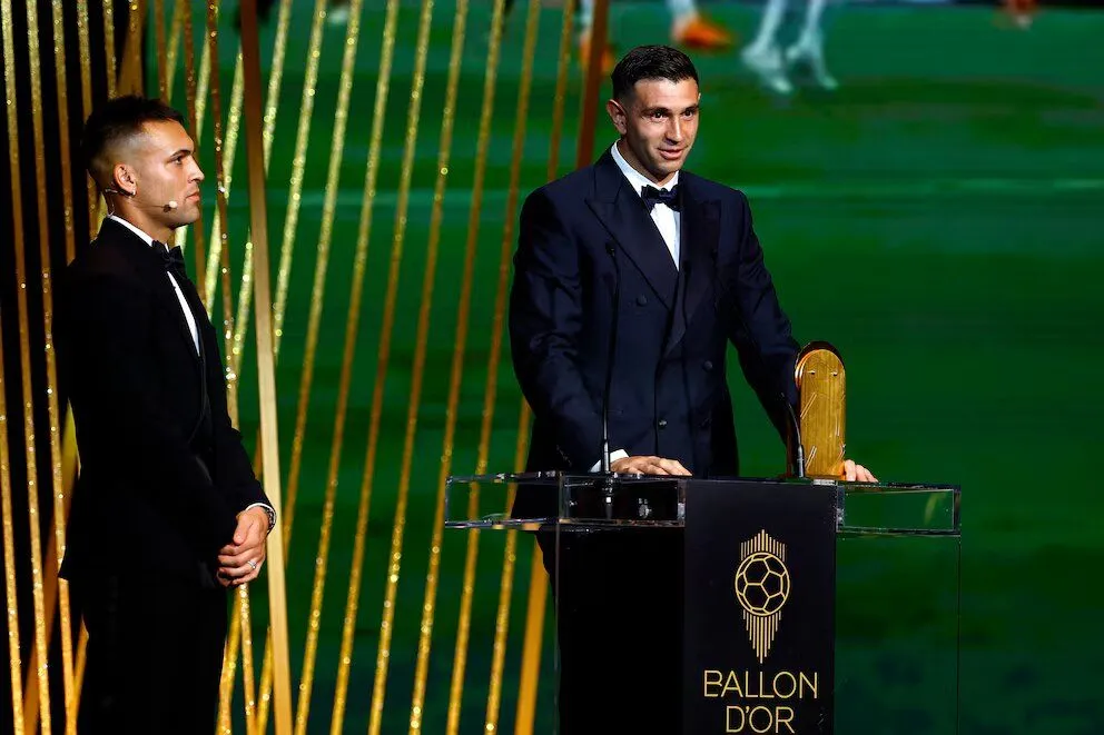 Dibu Martínez ganó el premio Lev Yashin al mejor arquero del mundo 