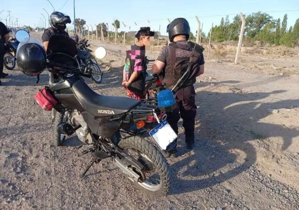 Cruzó en rojo y quedó detenido por circular con 40 gramos de cocaína