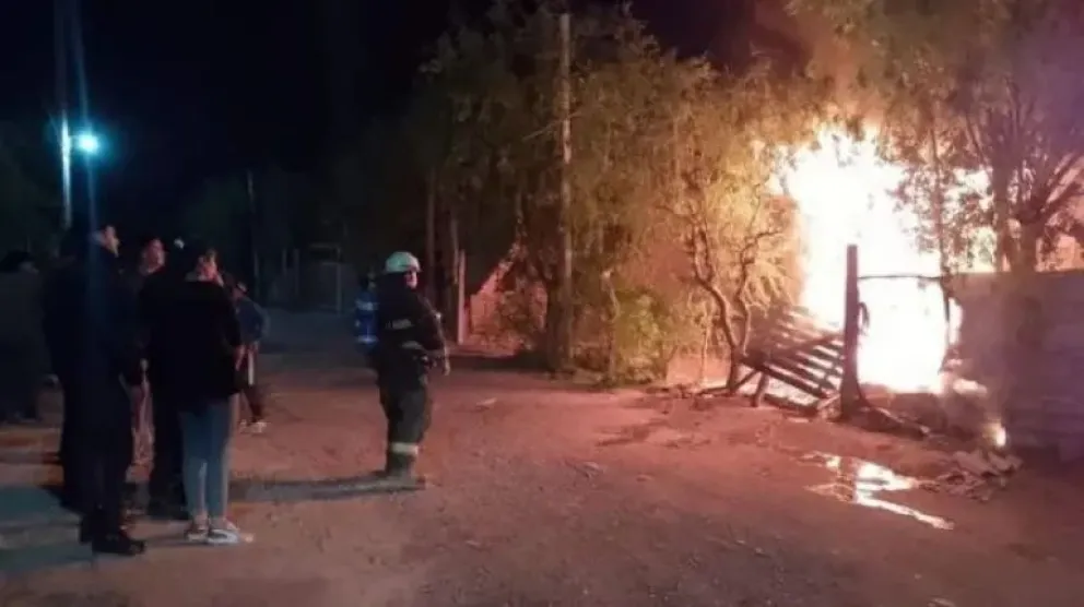El lunes a la noche, un grupo de desconocidos disparó contra el intendente Enrique "Quique" Rossi mientras mediaba en un conflicto en el asentamiento "La Sal" en Cinco Saltos. Foto (Gentileza)