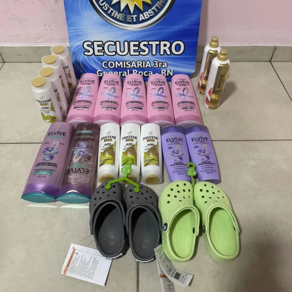Una mujer fue demorada tras llevarse varios shampoos y unas crocs de una tienda 