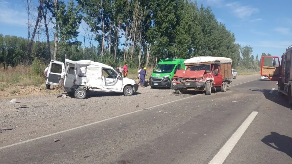 El choque fue frontal. Cinco personas resultaron con heridas, algunas graves. Foto (Gentileza)