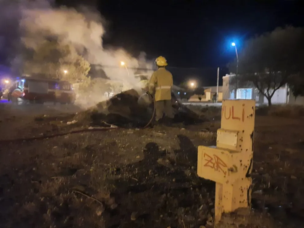 Una locura: prendió fuego a metros de un caño de gas