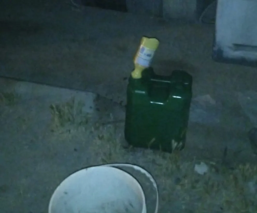 Tenía pedido de captura y la policía lo encontró robando combustible