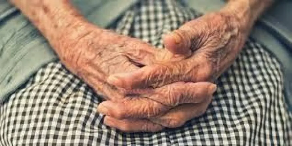 La audiencia se realizó en la vivienda de la mujer de 89 años en Roca, donde pudo expresar su voluntad ante la jueza y los defensores. Foto (ilustrativa)