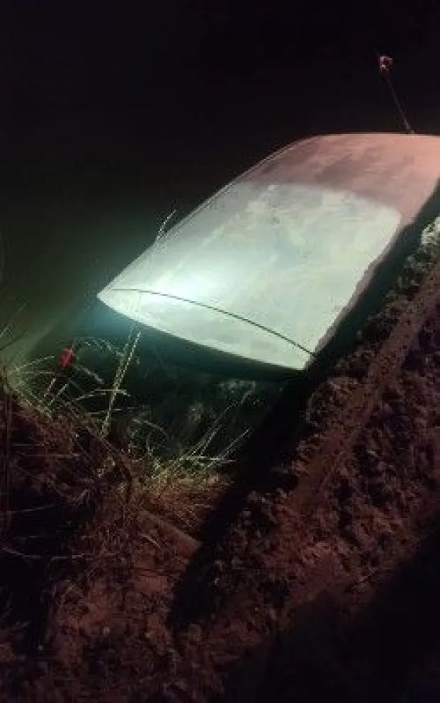Quiso esquivar un perro, perdió el control y terminó dentro del canal