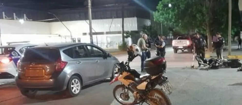 Un motociclista terminó hospitalizado tras un fuerte choque en pleno centro