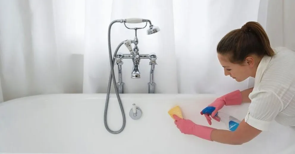 El sorprendente truco casero para sacar el sarro de la bañera rápido y fácil