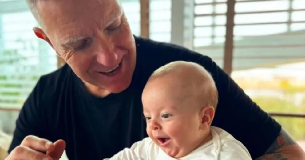 Alejandro Fantino mostró cómo aprendió a gatear su hijo Beltrán