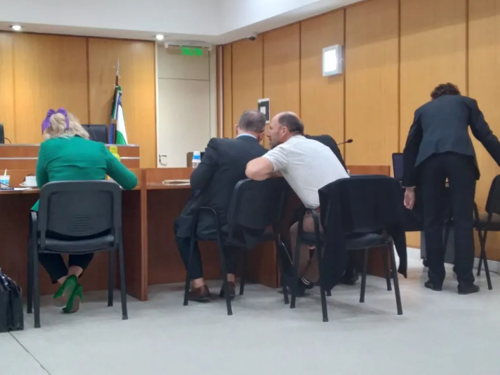 Emiliano Gatti está presente junto a sus abogados en la audiencia del Tribunal de Impugnación. Foto (ANR).