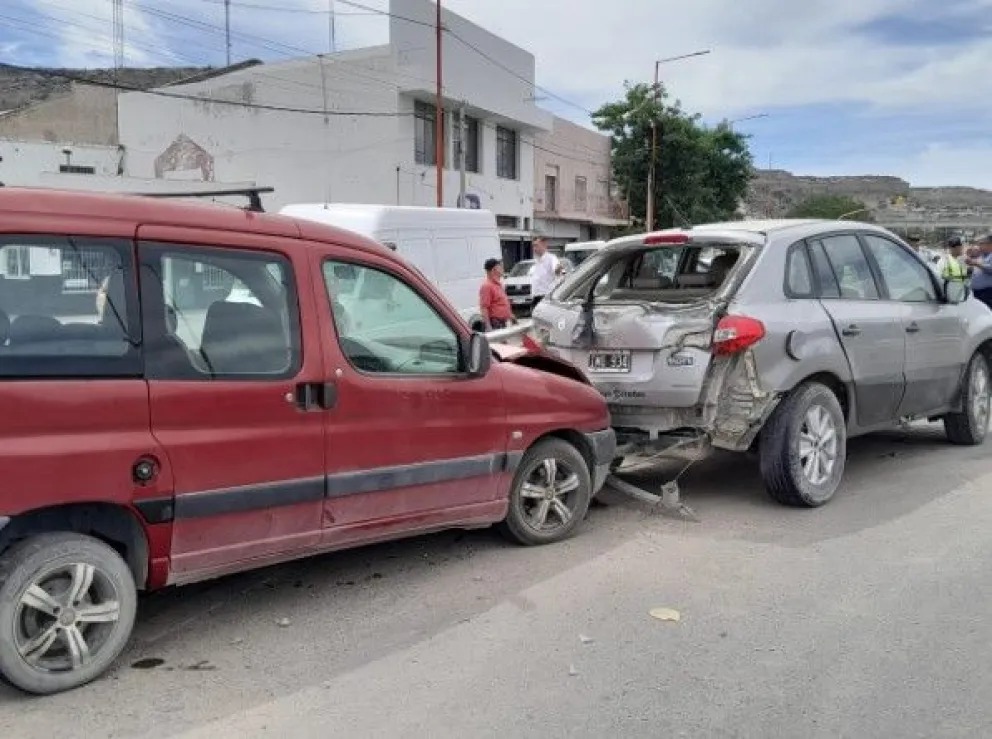 Ruta 22: triple choque entre dos automóviles y un camión 