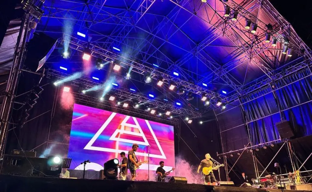 Gran presentación de Los TIpitos en la primera noche del aniversario de Regina