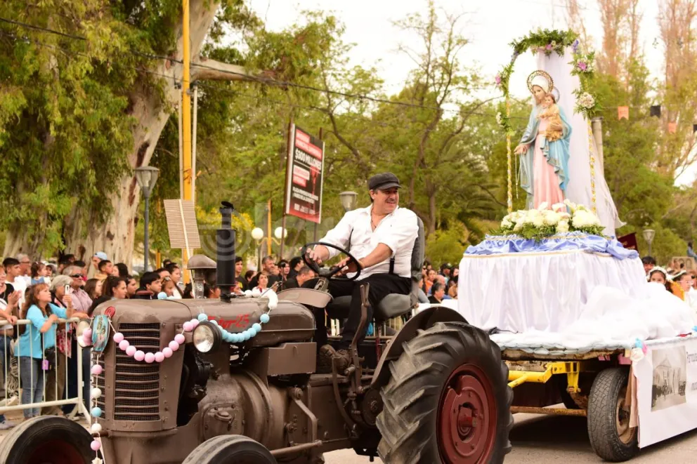 Este desfile cívico-militar, que desbordó las calles de Regina, no solo fue una muestra del talento local, sino también un reflejo de la unión y el compromiso de la comunidad para celebrar el centenario de la ciudad. Foto (LCR).