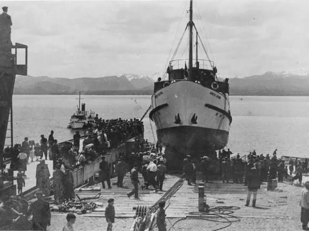 El barco, único en su clase, regularmente navega rumbo al Bosque de Arrayanes y Puerto Anchorena además de realizar viajes especiales. Foto (El Cordillerano).