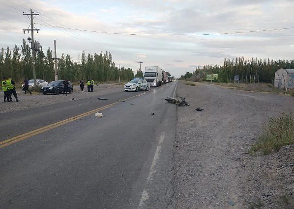 A raíz de los golpes y las heridas sufridas el motociclista tuvo que ser llevado en ambulancia al hospital roquense Francisco López Lima. Foto (LCR).