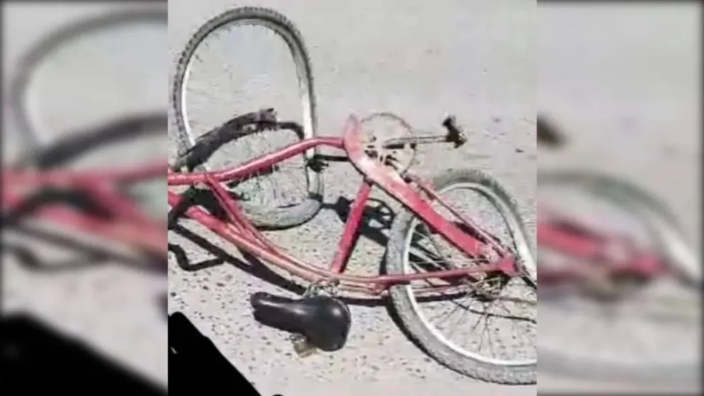 Según reportaron fuentes policiales, el motociclista circulaba de norte a sur cuando impactó violentamente con el ciclista. Foto (gentileza).