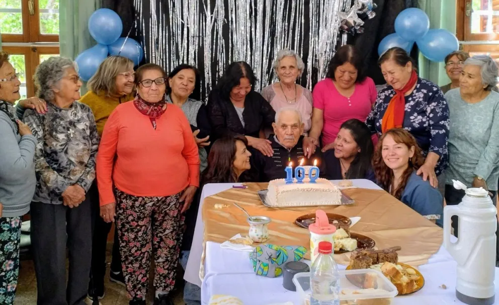 Hubo festejo en el Club de Día: Carlos Saavedra cumplió 100 años