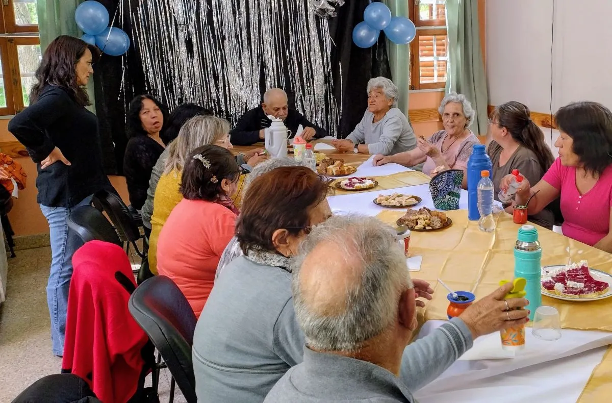 Mates, charlas, tortas y budines en una mesa repleta de amigos.