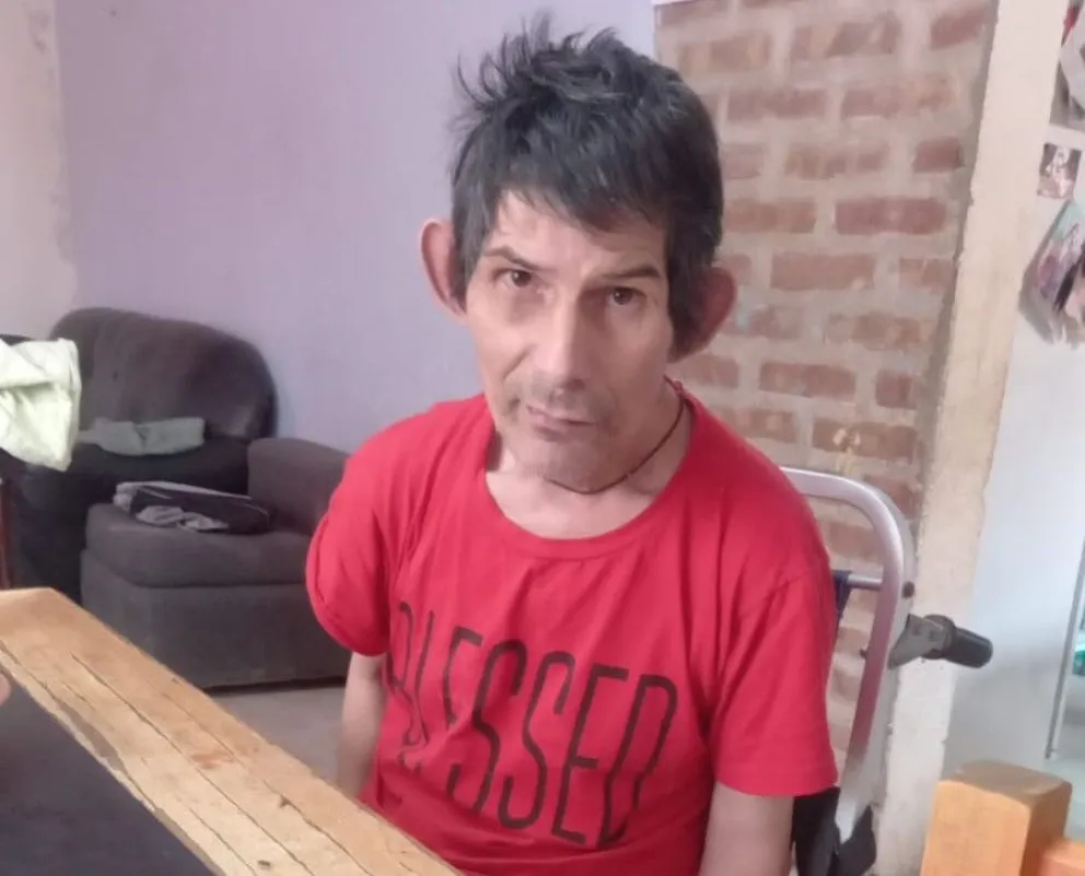 Alejandro Toro ya tiene su colchón antiescaras, un andador e inodoro portátil, mientras aguarda el llamado de salud pública