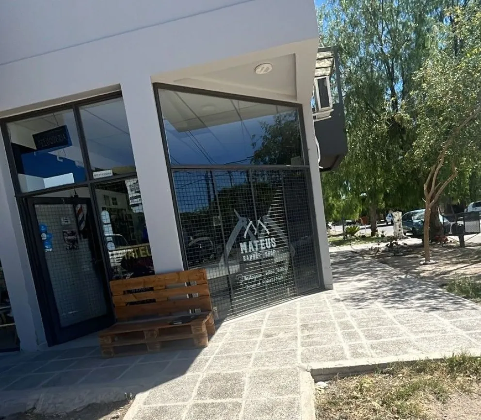 Lo dejaron sin sus herramientas de trabajo: forzaron la puerta de una barbería de la calle Tucumán y robaron máquinas importadas