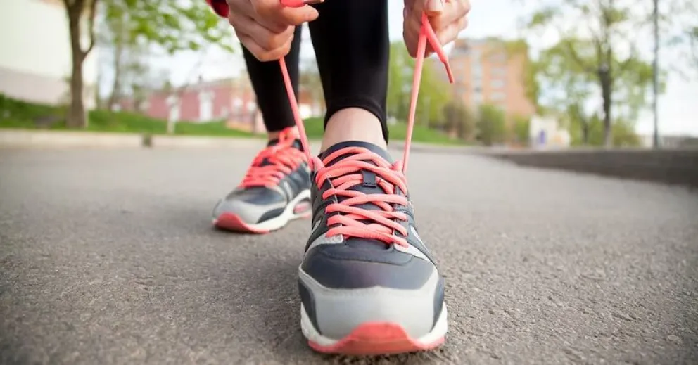 Estilo único: el truco viral para atarse los cordones de las zapatillas y estar a la moda