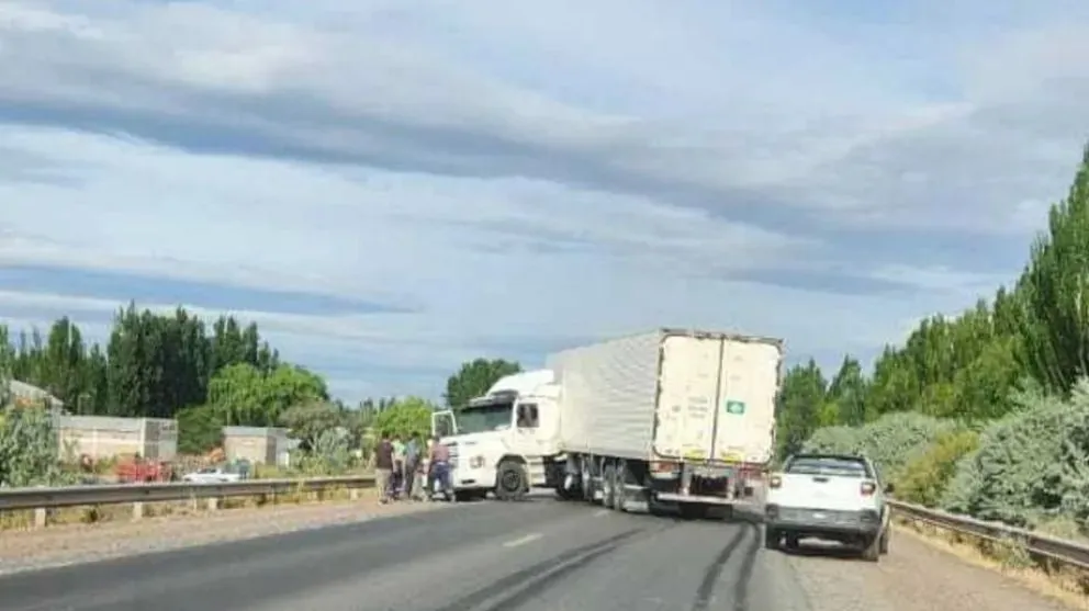 Un camión quedó atravesado en plena ruta en acceso al Tercer puente. | Foto (gentileza)