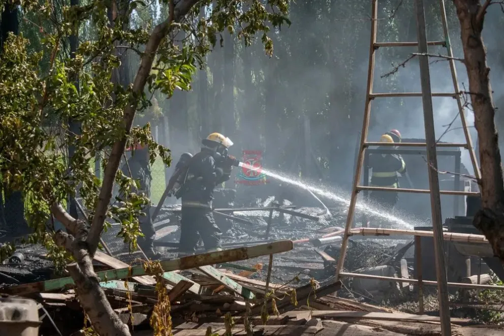 Sucedió el viernes a la tarde en la zona del barrio Paso Córdoba. Solamente hubo daños materiales. Foto (Bomberos Voluntarios Roca).