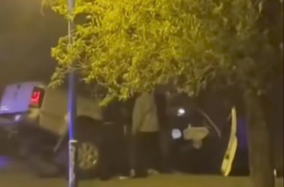 Un conductor a bordo de su camioneta terminó dentro del canalito