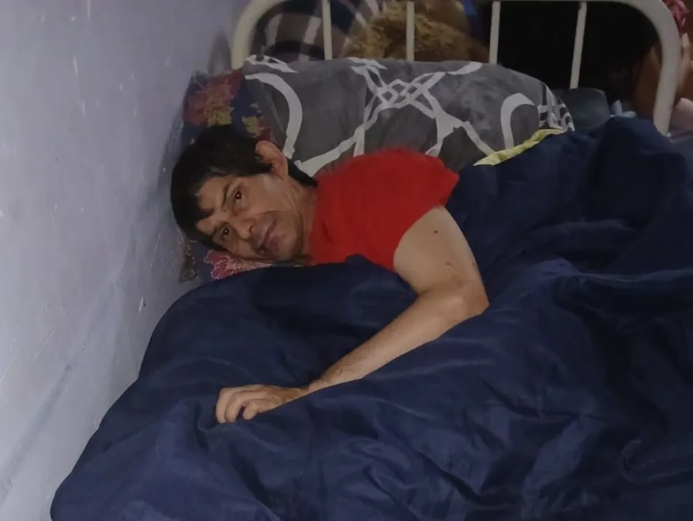 Una gran noticia para Alejandro Toro: recibió una cama ortopédica mientras espera reunir el dinero para su cirugía